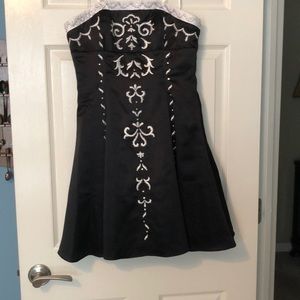 Beautiful strapless dress with corset back